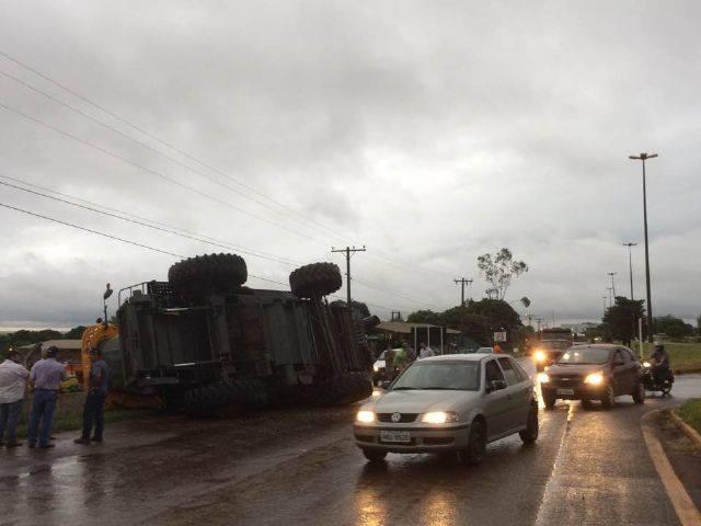 Colheitadeira cai de carroceria de caminhão e interdita rodovia