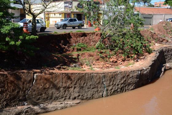 Precariedade eleva risco de desabamentona avenida