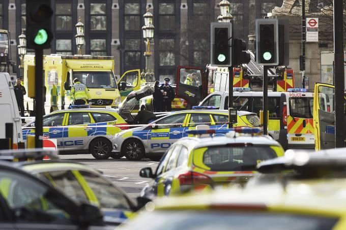Polícia prende 2 suspeitos de ataque em Londres
