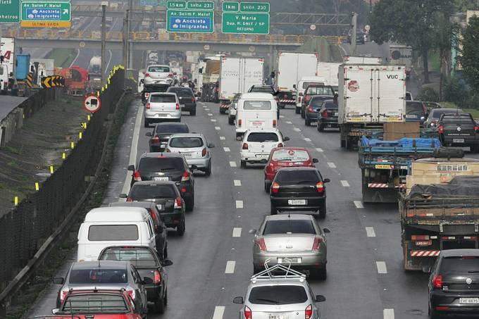 Motorista morre após colidir em boi na Via Dutra