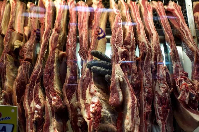 Hong Kong retira do mercado carne importada do Brasil