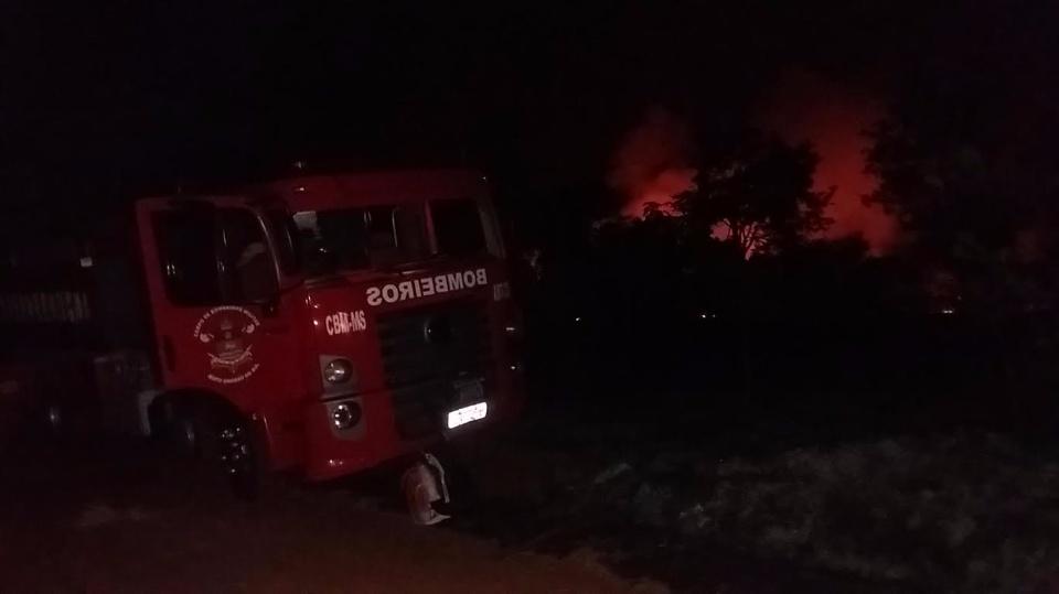 Carro com produtos eletrônicos é encontrado em chamas