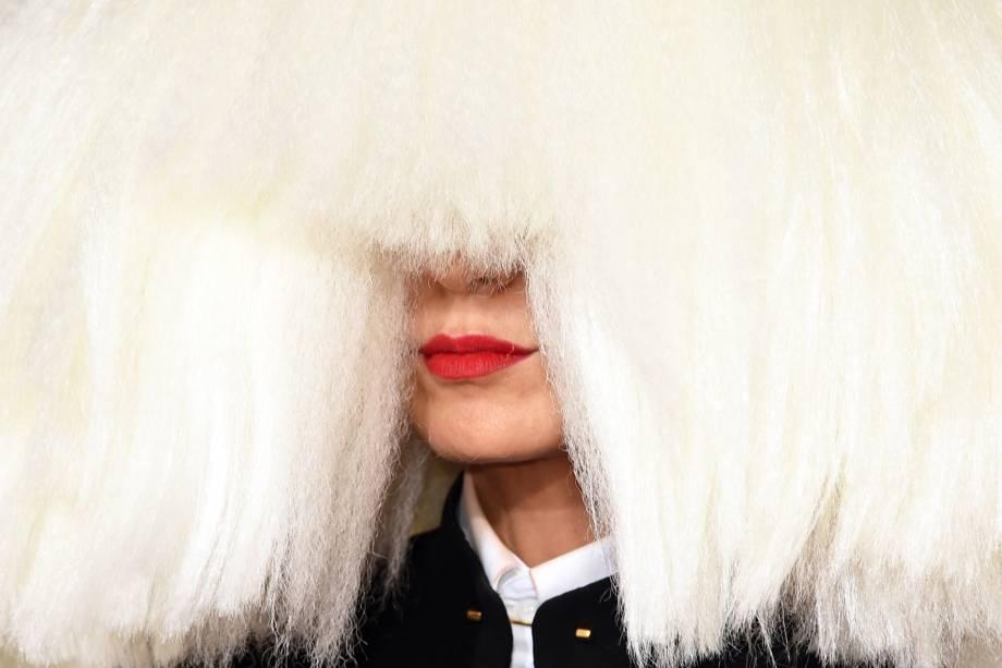 Cantora Sia tira a peruca e ‘causa’ ao mostrar o rosto