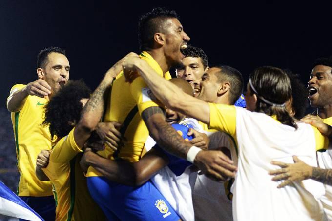 Eliminatórias: Brasil goleia Uruguai e fica muito perto da Copa