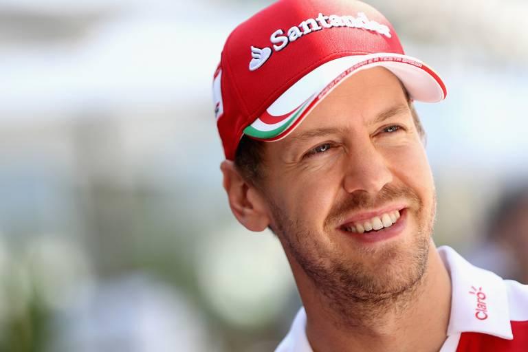 Vettel desbanca Mercedes e Ferrari volta a vencer