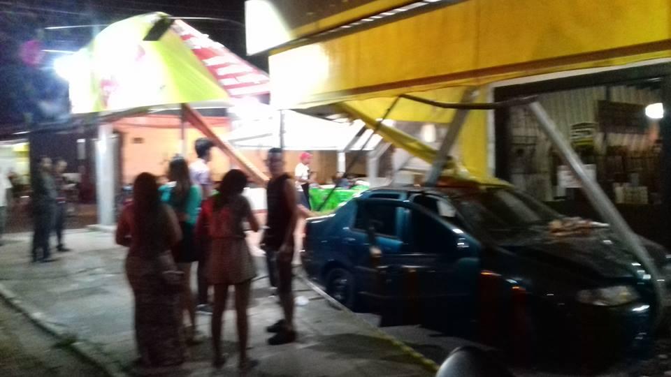 Motorista se envolve em acidente e destrói comércios