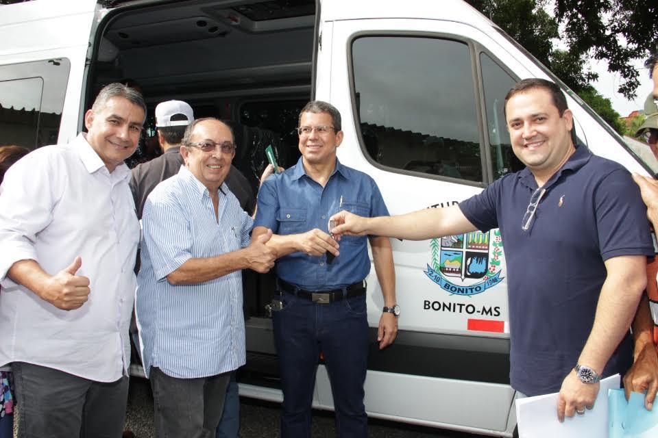 Deputado entrega van para transportar pacientes em Bonito