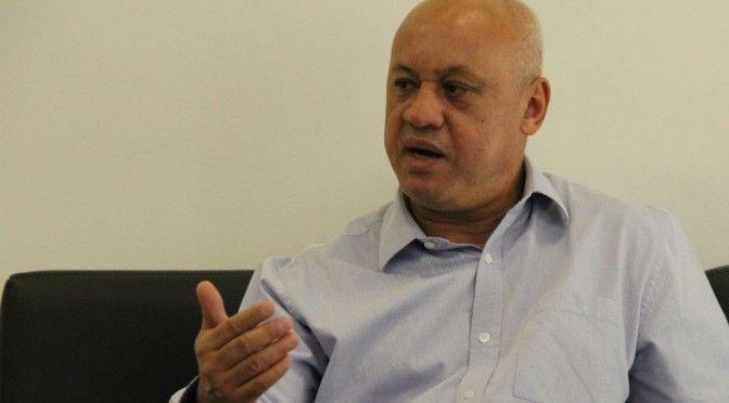 Homem armado tenta falar com secretário de administração