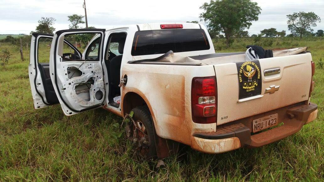 Criminosos fogem e caminhonete roubada é apreendida pelo DOF