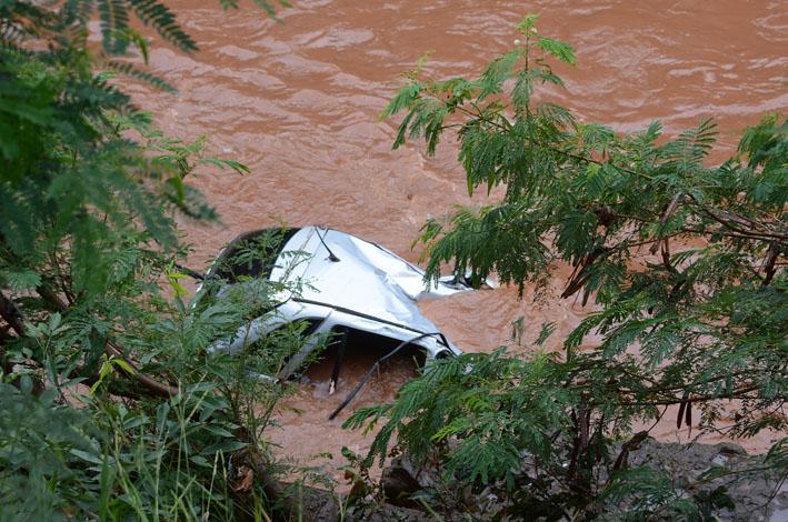 Motorista cochila, cai em rio e carro é arrastado