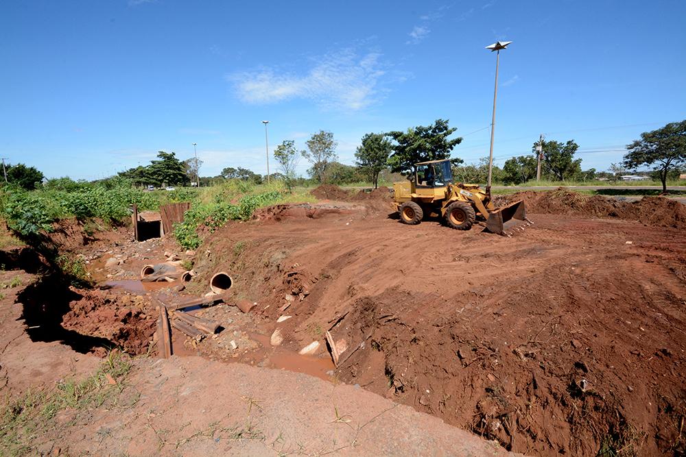 Crateras e valetas viram lixões e ameaçam estrutura viária
