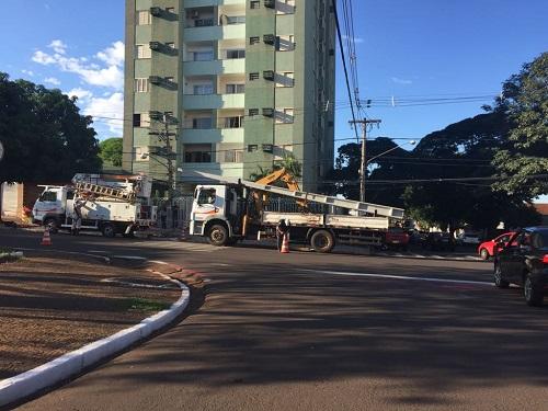 Mulher bate em poste e deixa parte do Centro sem energia