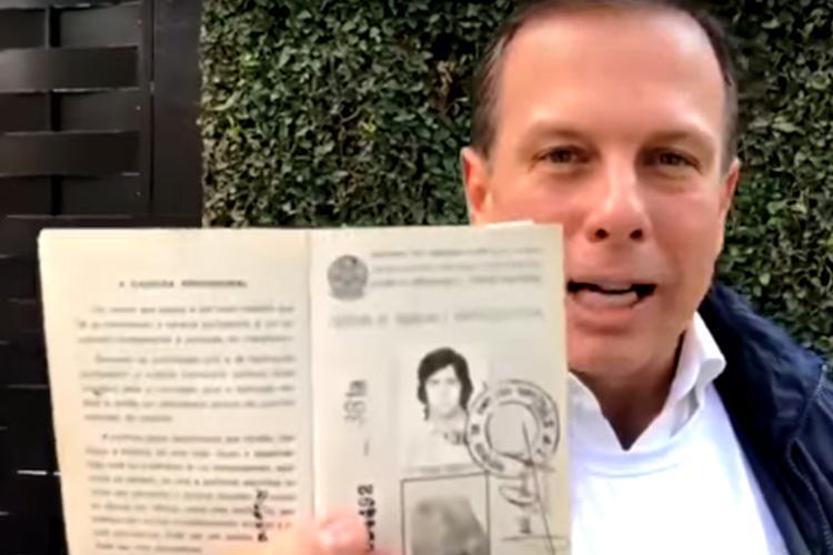 Doria exibe carteira de trabalho em resposta a Lula