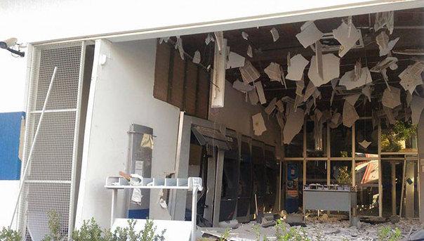 Quadrilha invade agênciae explode seis caixas eletrônicos