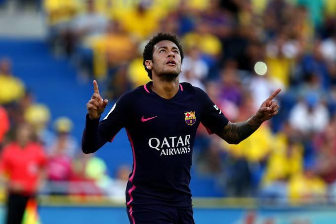 Neymar brilha com três gols e Barça segue na briga pelo título