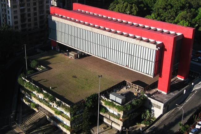 Homem cai do vão livre do Masp e fica em estado grave