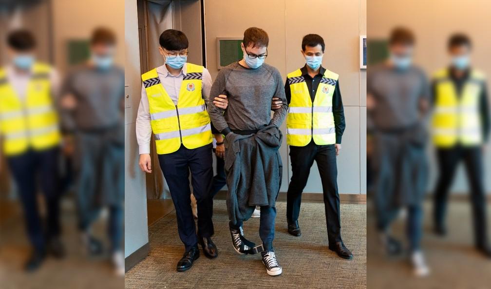 Canadense condenado por roubo a banco em Singapura escapa de açoite