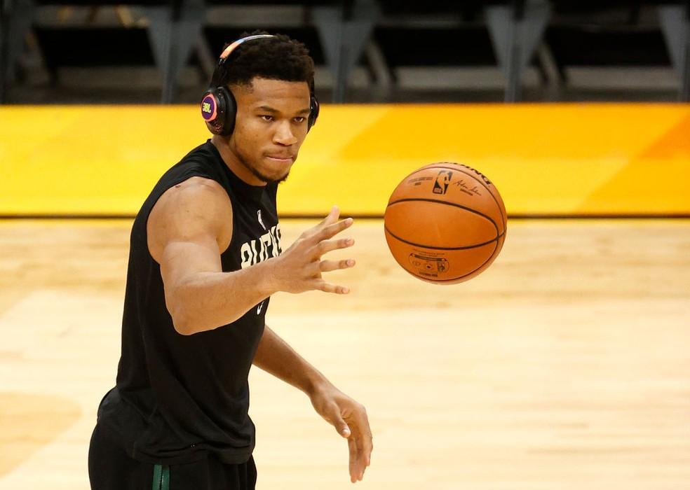 Suns tentam ampliar vantagem no jogo 2, que deve ter ajustes defensivos dos Bucks