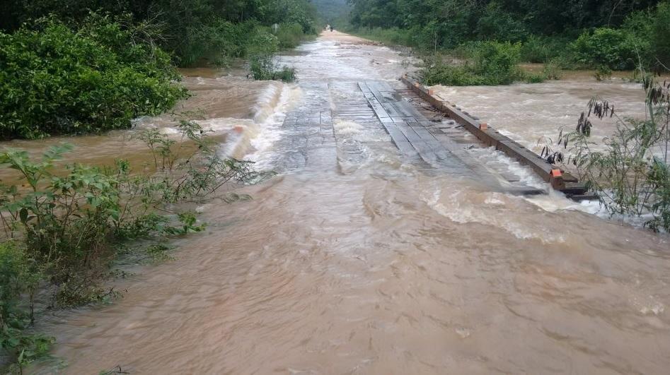 Chuvas provocam estragos e prefeitura decreta situação de emergência