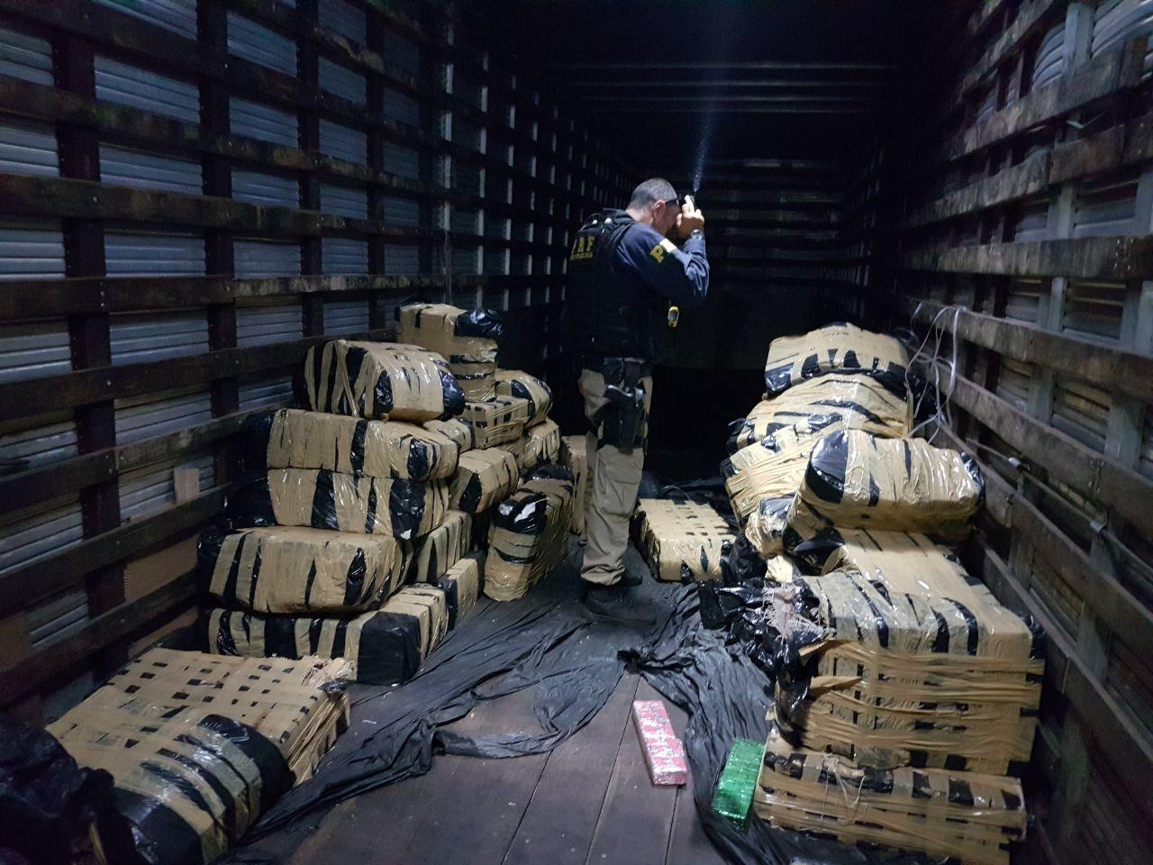 Motorista foge e PRF apreende 1,6 tonelada de maconha