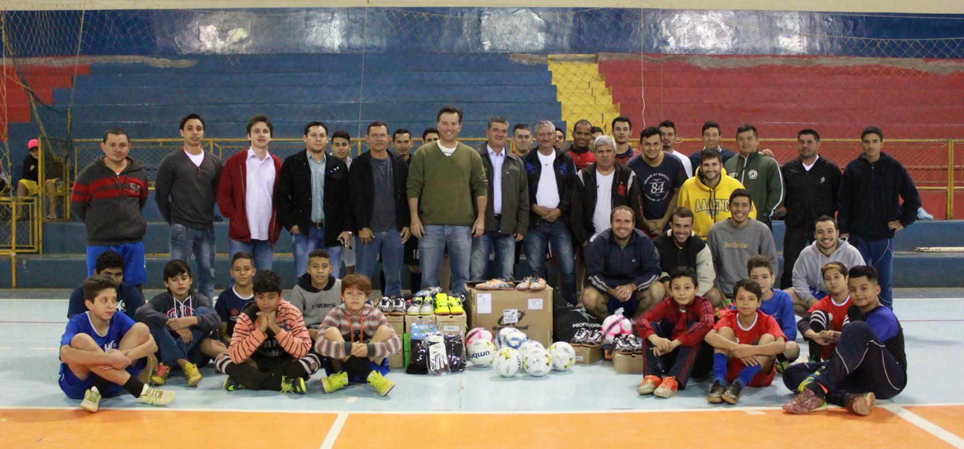 Prefeito de Jardim entrega materiais esportivos no Ginásio Ticão