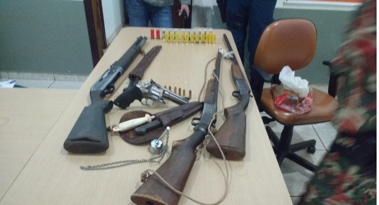 Homens que usavam 13 cães em caçada são presos e multados em R$ 7 mil