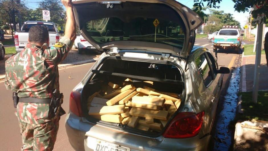 Traficante tenta atropelar policiais em barreira