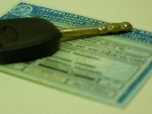 Motorista com CNH vencida há 1 ano mostra documento falso a PRF