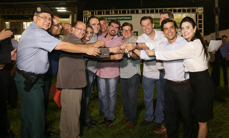 Prefeito e autoridades de Jardim recebem as novas viaturas da segurança pública