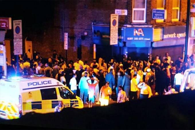 Van atropela pedestres e deixa feridos em Londres