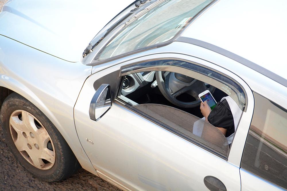 Todos os dias, 22 motoristas são flagrados usando celular
