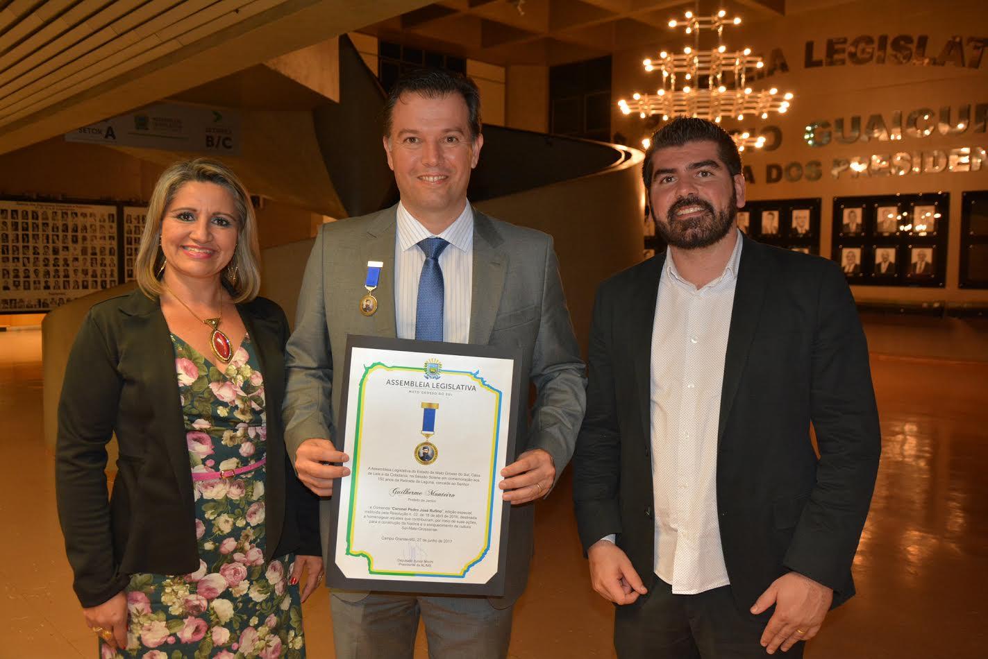 Prefeito de Jardim recebe medalha alusiva aos 150 anos da Retirada da Laguna