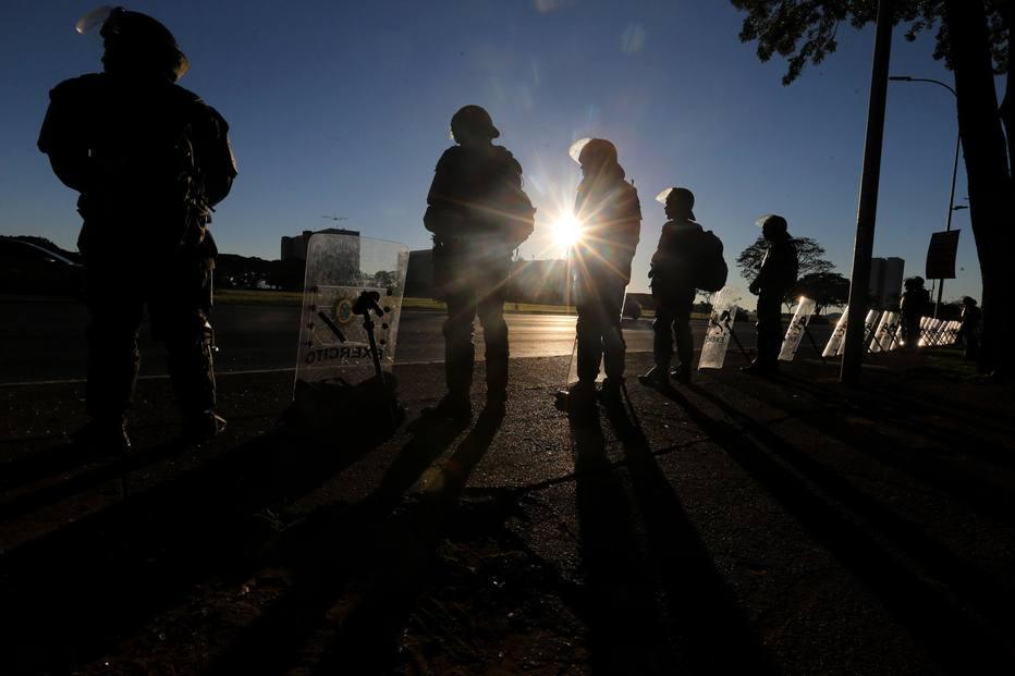 Procuram-se inimigos para o Exército brasileiro