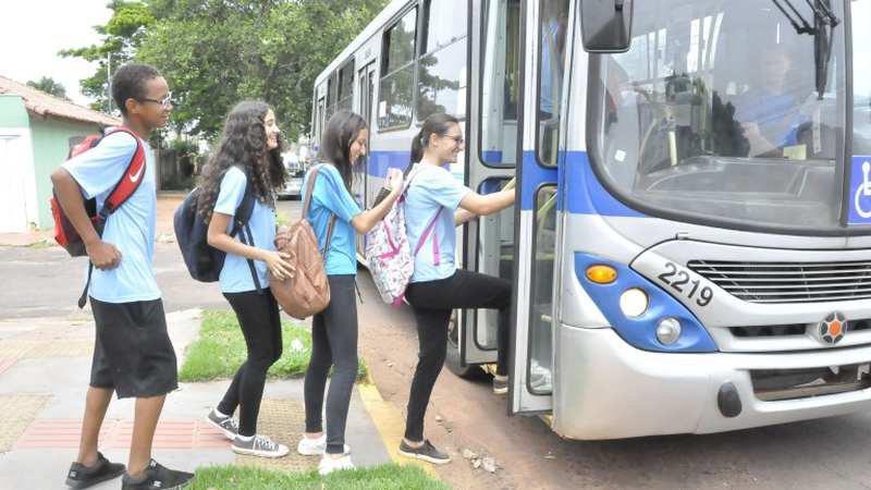 Próximo de voltar às salas, alunos devem ficar atentos em datas para receber o passe