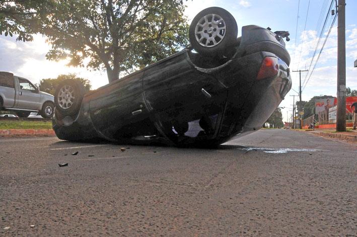 Brincando, passageiro puxa volante e carro capota