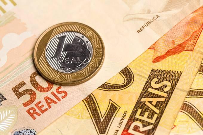 Mercado volta a subir inflação após alta do combustível