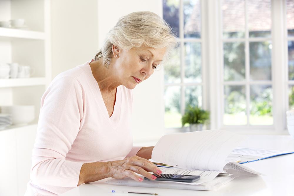 Dar e receber: aposentada que trabalha não deve ter descontos previdenciários no salário