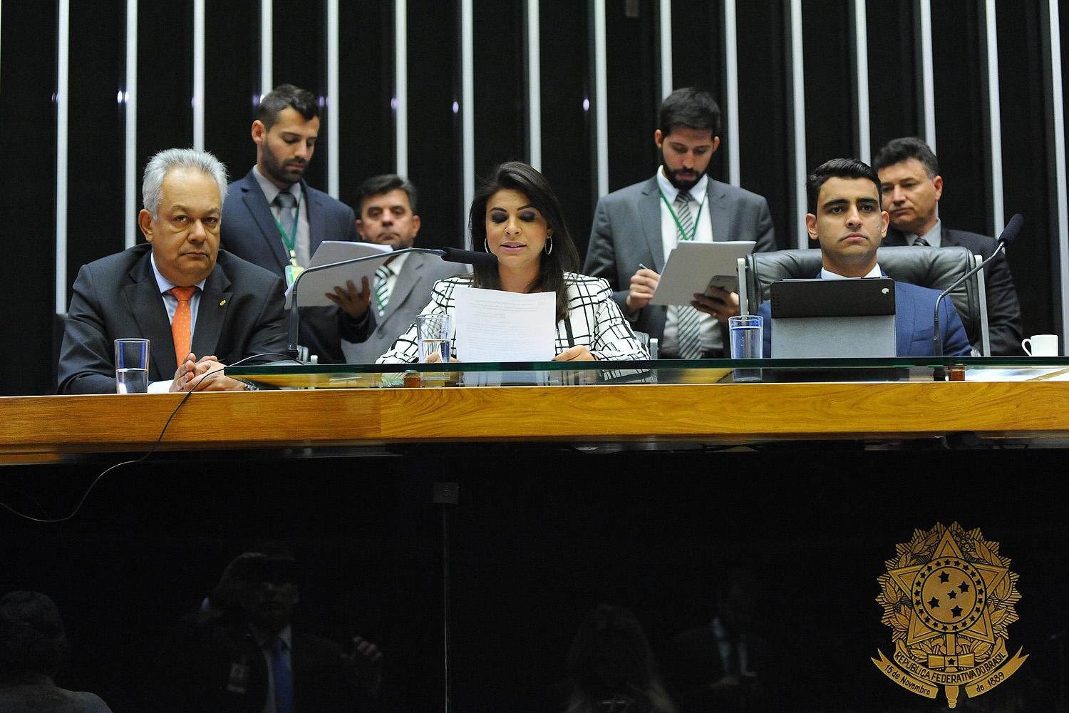 Ao vivo: Deputados vão definir futuro de Temer