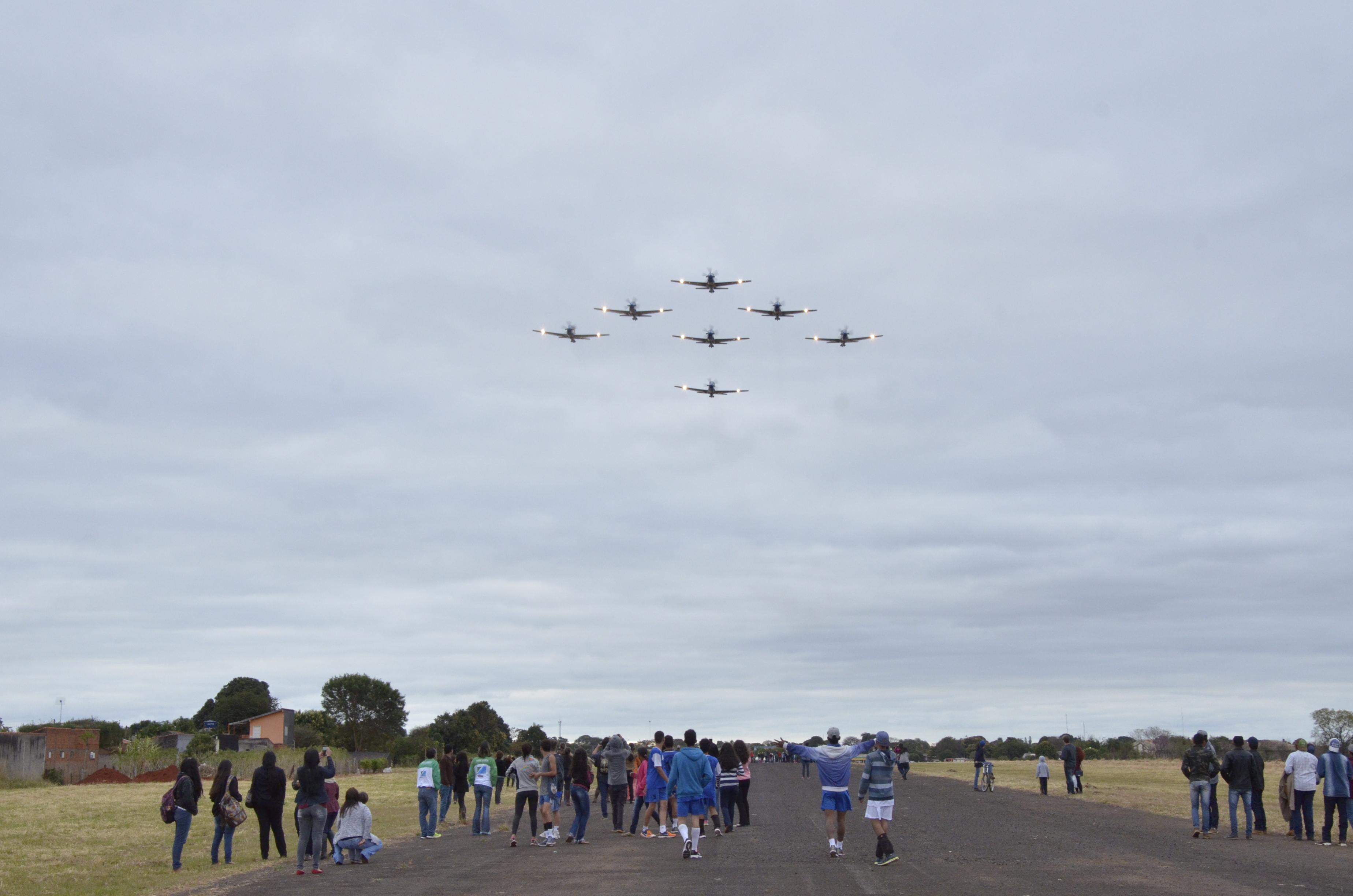 Apresentação da Esquadrilha da Fumaça é sucesso de público em Jardim