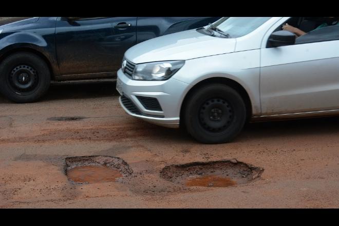 Período de chuva revive problema de buracos nas ruas de Campo Grande