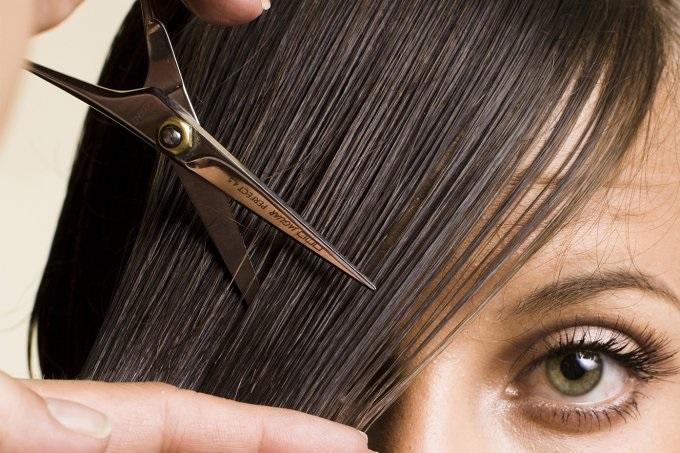 Professora ameaçada por aluno de ter cabelo cortado será indenizada