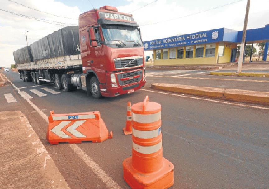 Para evitar fechamentos, PRF 'tranca' policiais nos postos