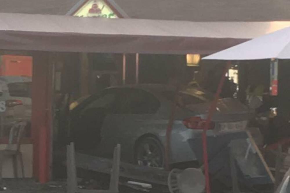 Motorista joga carro contra pizzaria na França e mata criança