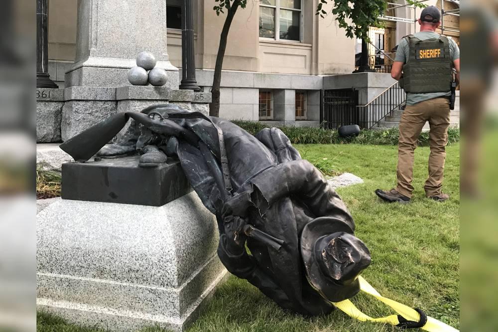 EUA: manifestantes derrubam estátua que homenageia confederados