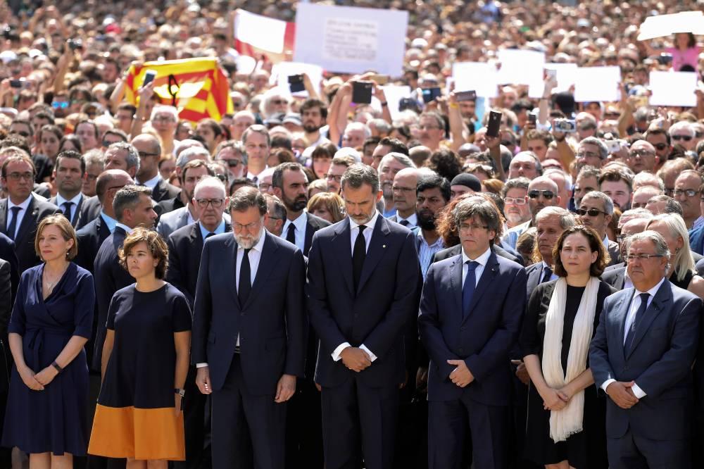 População de Barcelona grita contra o terror