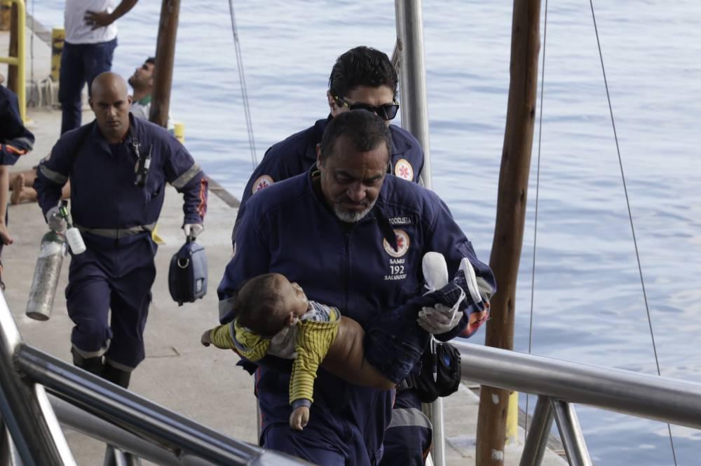 Lancha naufraga com 129 pessoas na Bahia