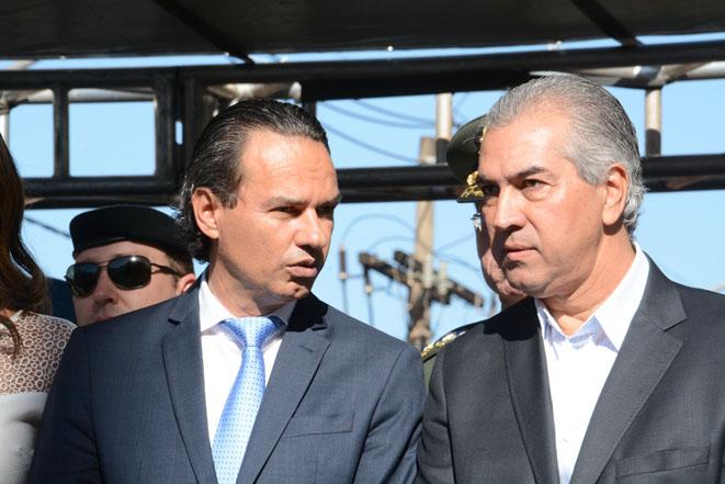 Depois de 2 anos ausente, governador prestigia desfile