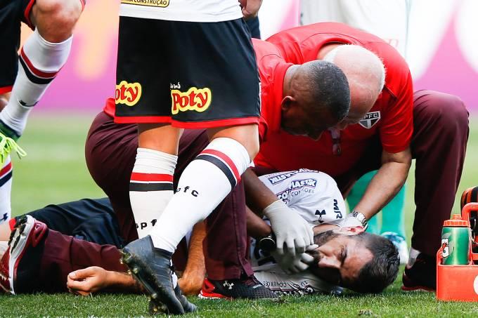 Pratto desmaia e deixa o clássico de ambulância
