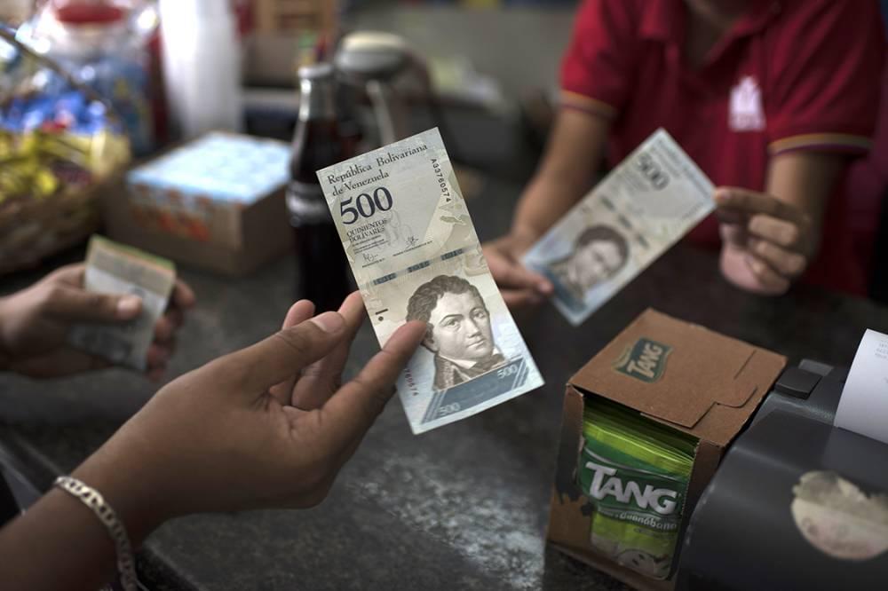 Com escassez de dinheiro, venezuelanos pagam para comprar notas