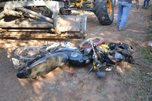 Motociclista colide com motoniveladora e morre
